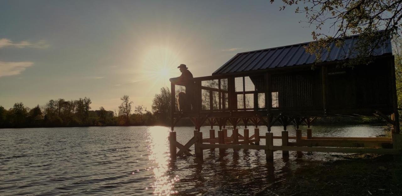 Lacustra Cabanes Accessibles En Canoe Et Chalets Tout Confort Flayat Luaran gambar